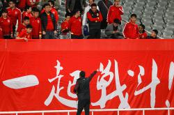 包含中国女足勇敢备战国际比赛，追求胜利的词条
